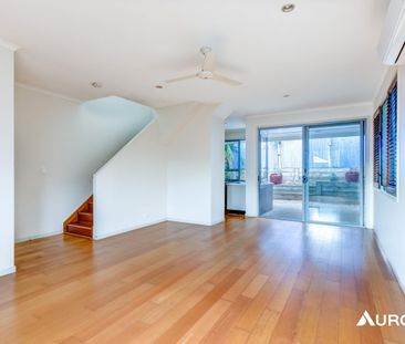 Fully Air Conditioned Detached Townhouse in Fantastic Location - Photo 2
