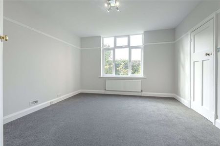 Beautifully presented 5 bedroom family home in popular southern part of town - Photo 3