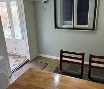 2 bedroom semi-detached bungalow to rent - Photo 4