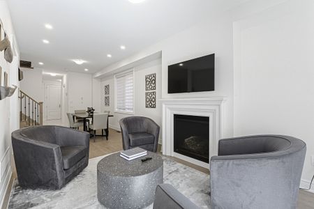 For Lease - 92 Drizzel Crescent, Richmond Hill, Ontario - Photo 2