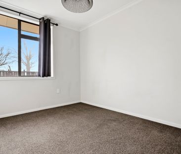 Spacious 3 Bedroom, 2 Bathroom Home - Photo 3