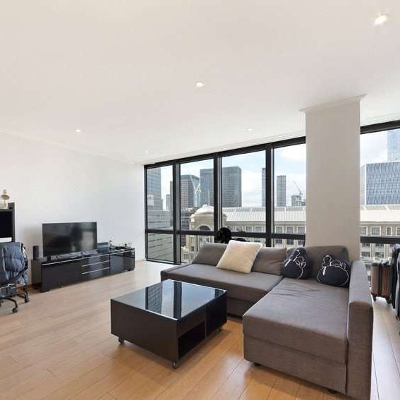 Spacious and bright 1 double bedroom apartment to rent in this highly sought after development moments from the DLR and newly opened Elizabeth Line. - Photo 1