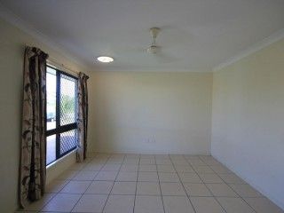 4 Bedroom in Deeragun - Photo 2