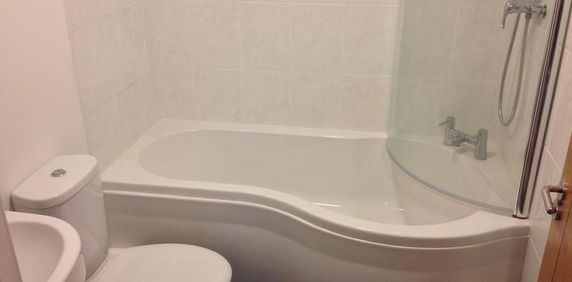 London Road, Lowfield Heath - Photo 2