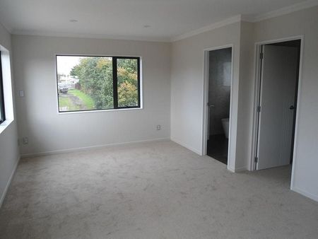 Spacious 5BR Family Home in Mangere East! - Photo 3