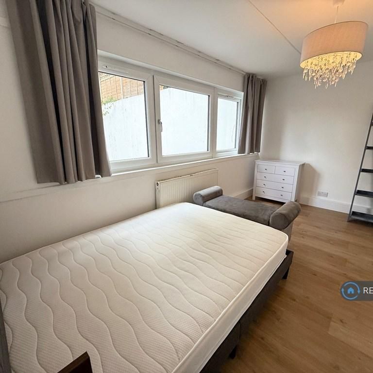 3 bedroom flat to rent - Photo 1