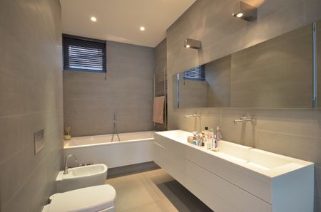 Four/Five bedroom house with terrace to rent on Stratford Road, Kensington, London W8 - Photo 3