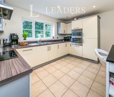 4 bedroom detached house to rent - Photo 4