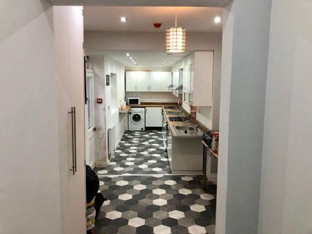 1 bedroom in a house share to rent - Photo 2
