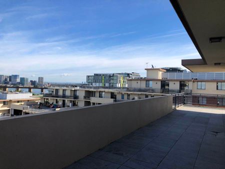 Top Floor Penthouse apartment - 3 Bed 2 bath 2 Car Spaces + massive balcony with water view - Photo 2