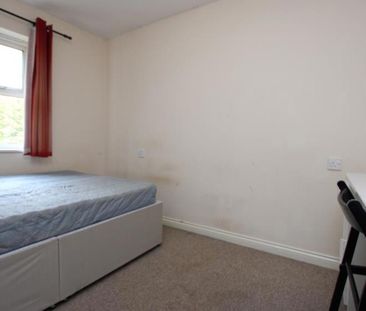 *** STUDENT HOUSE *** A fantastic opportunity to rent a room in thi... - Photo 4