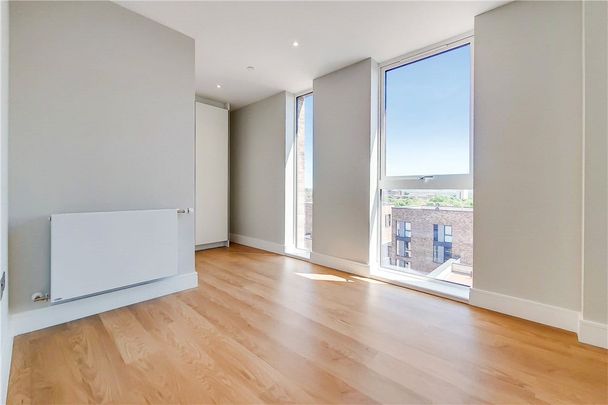 Excellent two-bedroom, two-bathroom flat within Wimbledon Grounds, this prestigious new development next to the AFC Wimbledon Stadium. The apartments all have generous balconies, lift access, secure bike storage and landscaped communal gardens. - Photo 1