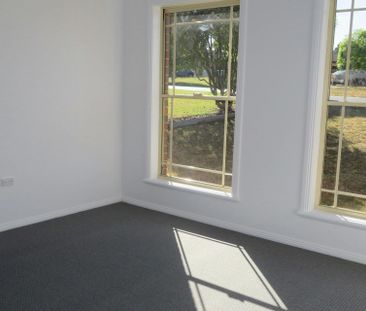 FRESH AND BRIGHT SPACIOUS 3 BEDROOM HOME! - Photo 6