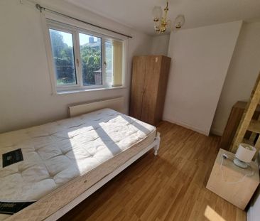 4 bedroom semi-detached house to rent - Photo 4