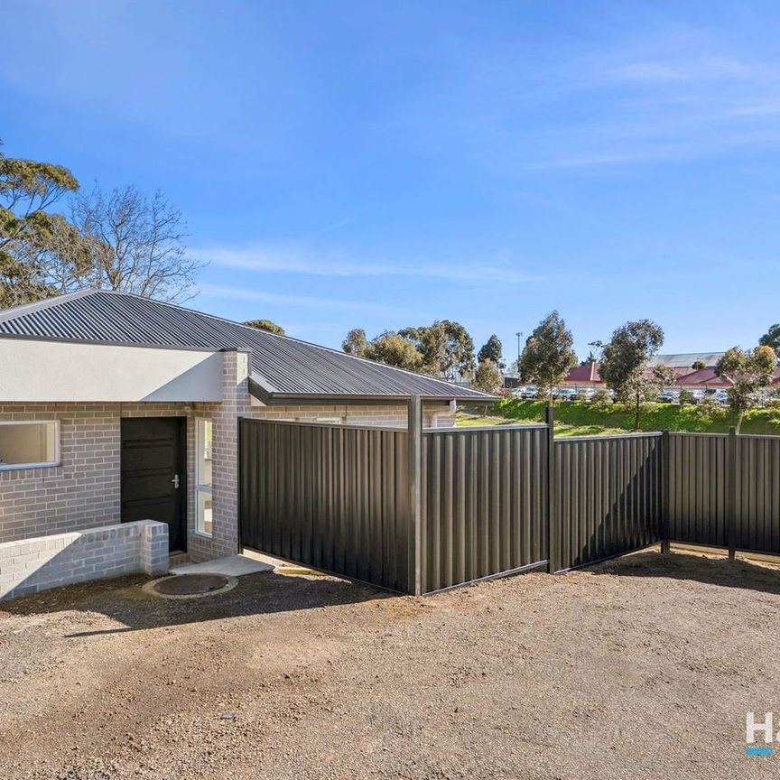 Modern Living in a Fantastic Location & Walking distance to train station - Photo 1