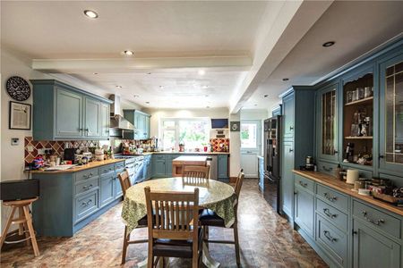 A superb family home in a private position with beautifully landscaped gardens - Photo 5