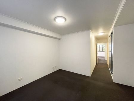 SPACIOUS 2 BEDROOM RESIDENCE IN PYRMONT - Photo 2