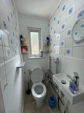 Room in a Shared Flat, Barking Road, E13 - Photo 2