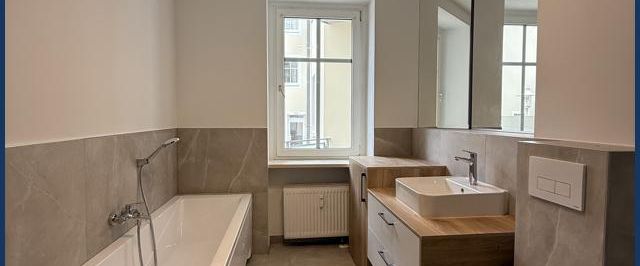 Frisch sanierte 96 m²-Wohnung mit zwei Balkonen, luxuriösem Bad & neuer Einbauküche! - Photo 1