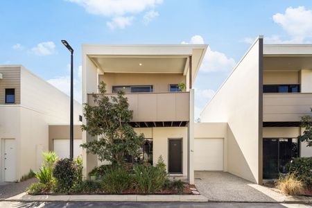 Executive townhouse backing onto farmland! - Photo 4