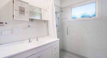 THREE BEDROOM FAMILY HOME IN WESTOWN - Photo 4