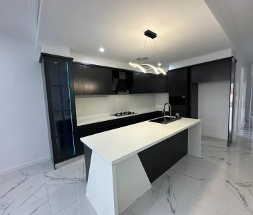 Spacious Family Home, 5 Bedrooms, Multiple Living Areas, High-End C... - Photo 6