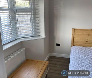 1 bedroom in a house share to rent - Photo 3