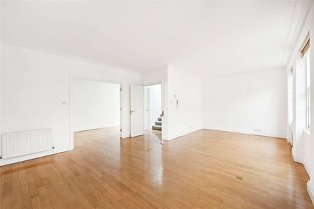 An impressive and well maintained mews house with three bedrooms and three bathrooms. - Photo 4