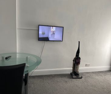 This Victorian townhouse is just a 2 minute walk to Singleton Park ... - Photo 3