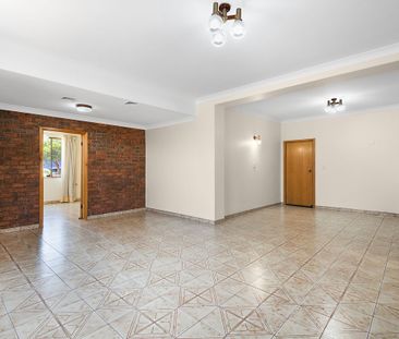 Huge Family Home - Photo 2