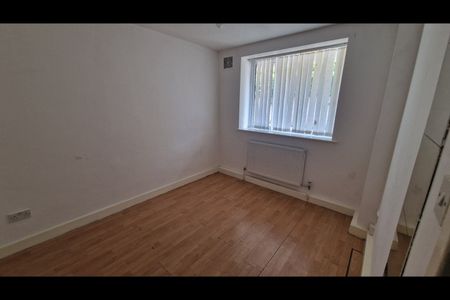 2 Bed Flat, Redmires Court, M5 - Photo 3