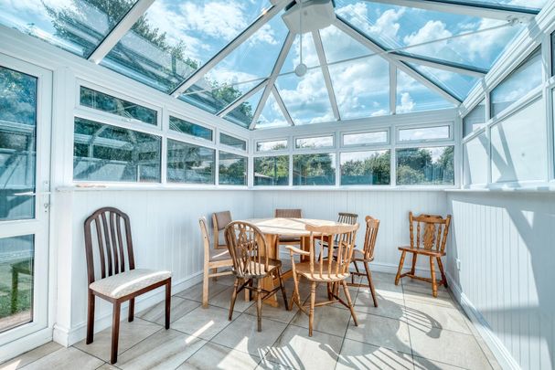 Gorgeous Edwardian house set on the summit of a hill, with commanding views of the River Severn Room 5 - Photo 1