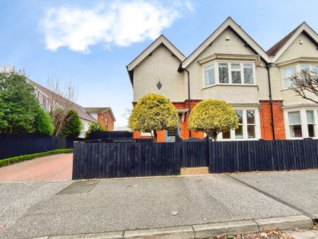 4 bedroom Semi-Detached House to let - Photo 3