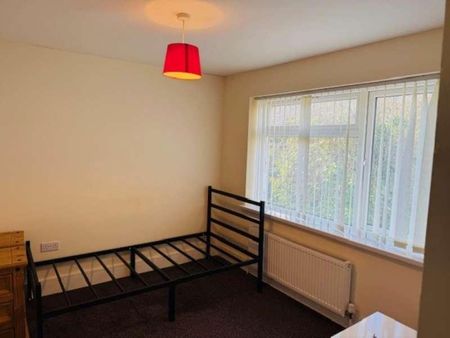 Chairborough Road, High Wycombe, HP12 - Photo 2