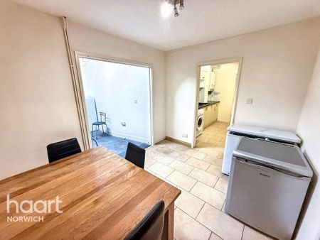 6 bedroom semi-detached house to rent - Photo 3