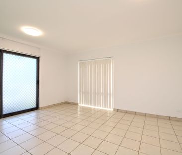 Two Bedroom Renovated Townhouse - Photo 5