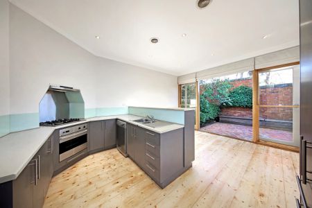 Two bedroom Edwardian house in ideal position- with courtyard! - Photo 2