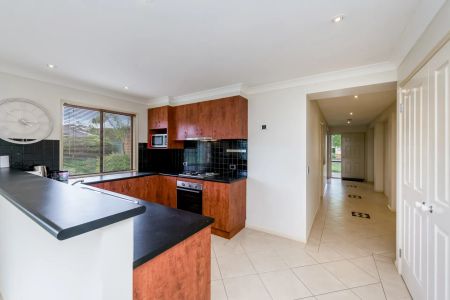 Stylish Living in a Quiet Strathfieldsaye Court - Photo 5