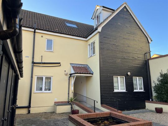 2 Bedroom Flat / Apartment to let - Photo 1