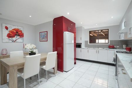 CHARMING FAMILY HOME !! - Photo 3