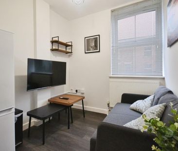 1 bedroom Flat To Let - Photo 2