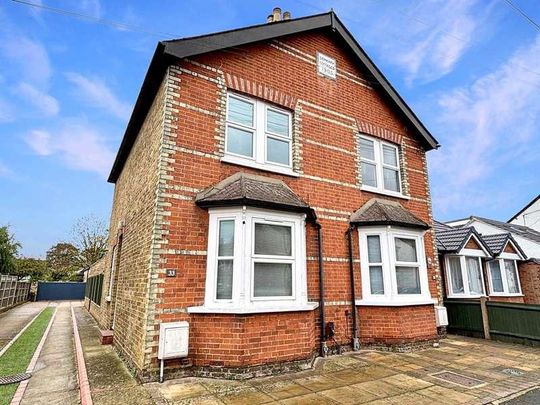 Glebe Road, Egham, TW20 - Photo 1