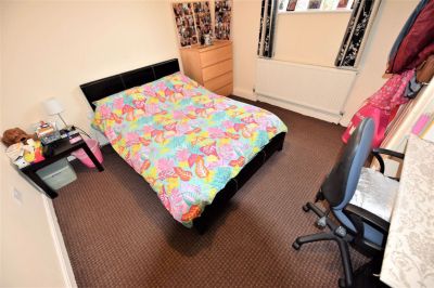 2 bedroom Flat in 14 Ragland Road, Leeds - Photo 5