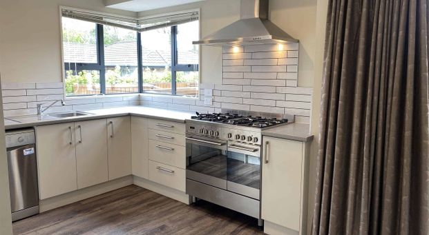 Three bedroom townhouse close to the inner city! - Photo 1