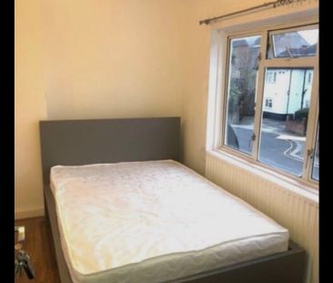 Studio Flat, Norbroke Street, W12 - Photo 4