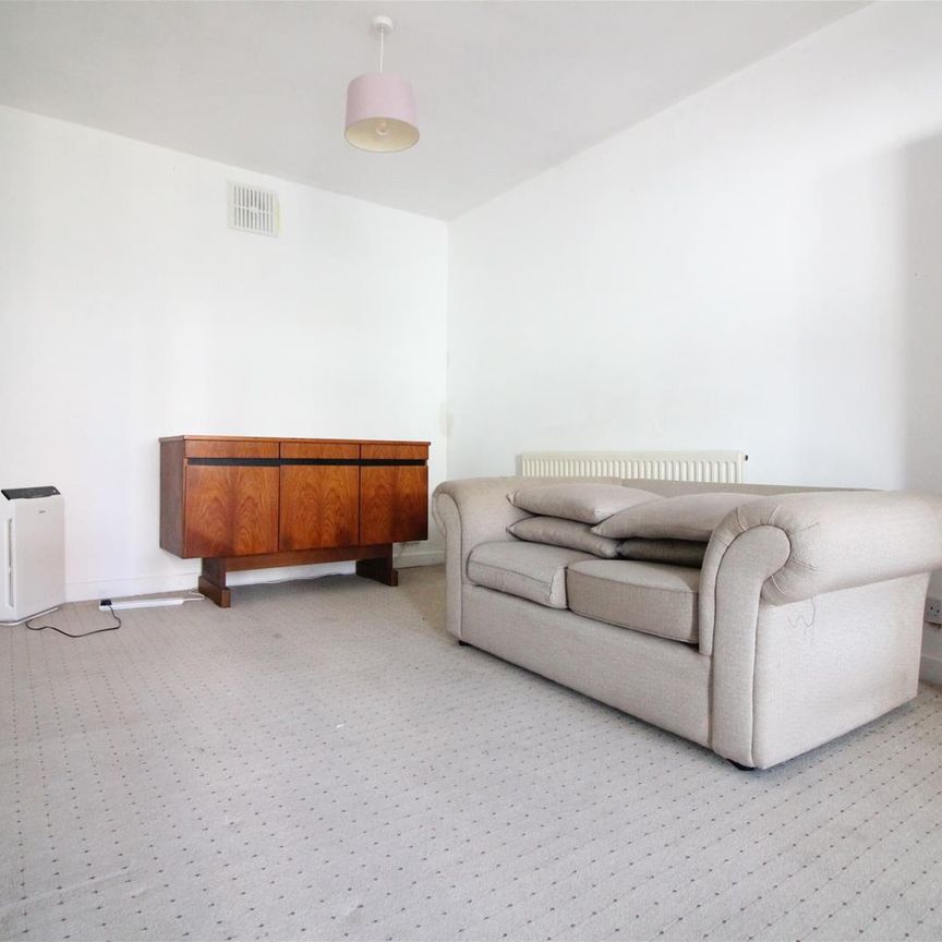 Sutton Square, Hounslow - Photo 1