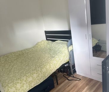 Studio Flat, Park Road, IG1 - Photo 1