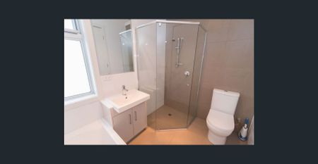 Stylish Townhouse close to the Parade - Photo 3