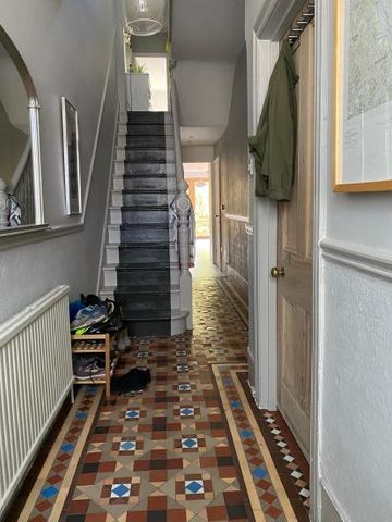Room overlooking garden with own en suite, convenient for City and West End - Photo 4