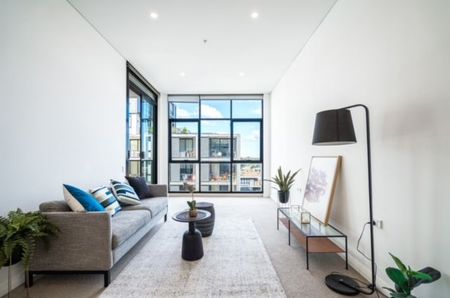 Contemporary Living with Captivating Water Views - Photo 2